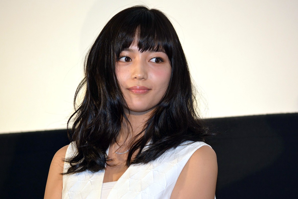 川口春奈「嘘のない賢人さんが大好き」　山崎賢人とがっちり固い握手