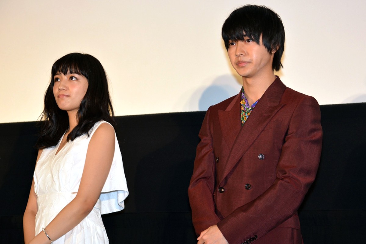 川口春奈「嘘のない賢人さんが大好き」　山崎賢人とがっちり固い握手