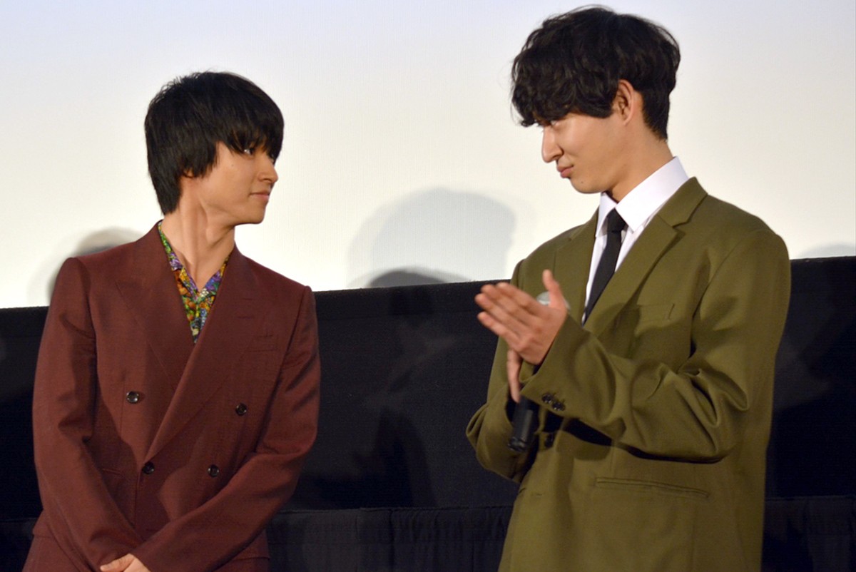 川口春奈「嘘のない賢人さんが大好き」　山崎賢人とがっちり固い握手