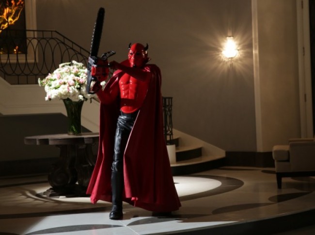 赤い悪魔にチェーンソーや拘束服 スクリーム クイーンズ オマージュ 写真解禁 17年2月21日 写真 海外ドラマ ニュース クランクイン