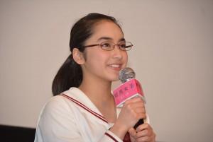 『暗黒女子』完成披露舞台挨拶に出席した、平祐奈