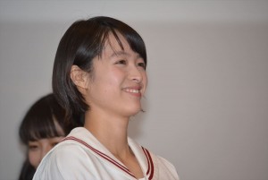 『暗黒女子』完成披露舞台挨拶に出席した、清野菜名