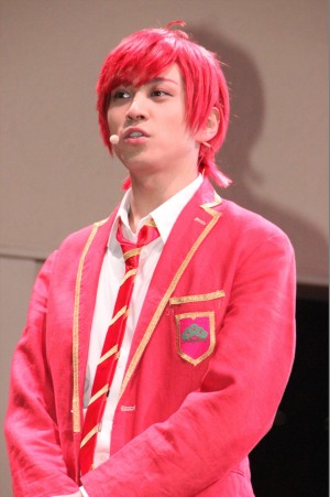 舞台『おそ松さん』劇中歌CDリリース記念イベントに登壇した井澤勇貴（F6おそ松役）