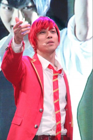 舞台『おそ松さん』劇中歌CDリリース記念イベントに登壇した井澤勇貴（F6おそ松役）