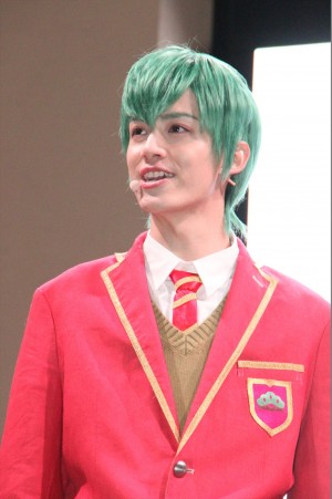 舞台『おそ松さん』劇中歌CDリリース記念イベントに登壇した小野健斗（F6チョロ松役）