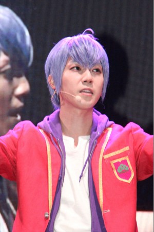 舞台『おそ松さん』劇中歌CDリリース記念イベントに登壇した、安里勇哉（F6一松役）