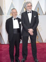 鈴木敏夫＆マイケル・デュドク・ドゥ・ヴィット、第89回アカデミー賞レッドカーペットにて