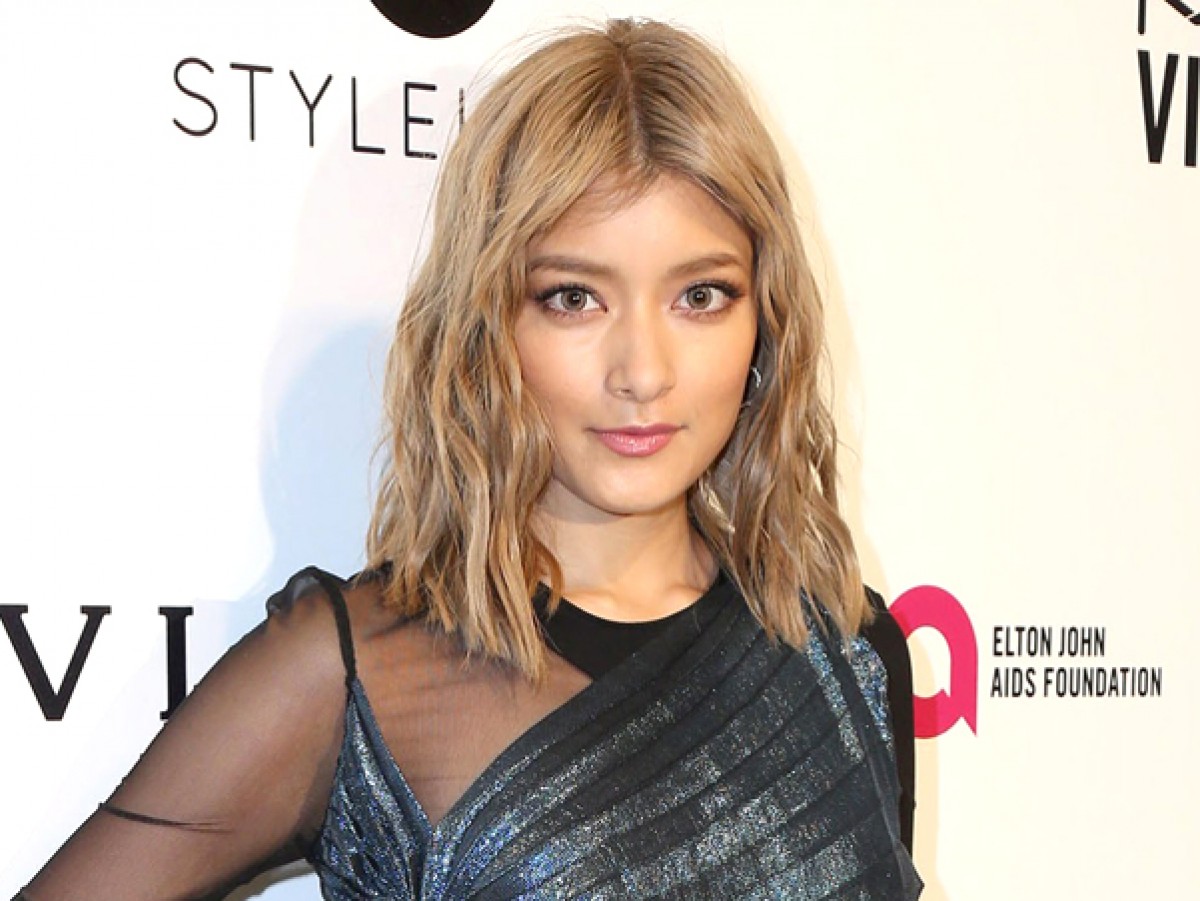 ローラ、シースルードレスで美脚を大胆披露