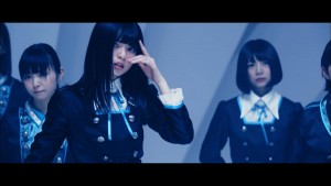 ついにベールを脱ぐ“坂道AKB”誕生「誰のことを一番 愛してる？」MV場面写真