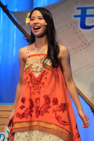 『モアナと伝説の海』日本版声優のモアナ役屋比久知奈が歌を生披露！