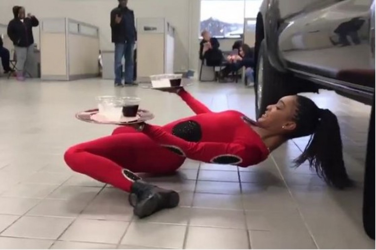 超軟体女性発見、車の下をリンボーダンスでくぐり抜けドリンクを運ぶウエイトレス？