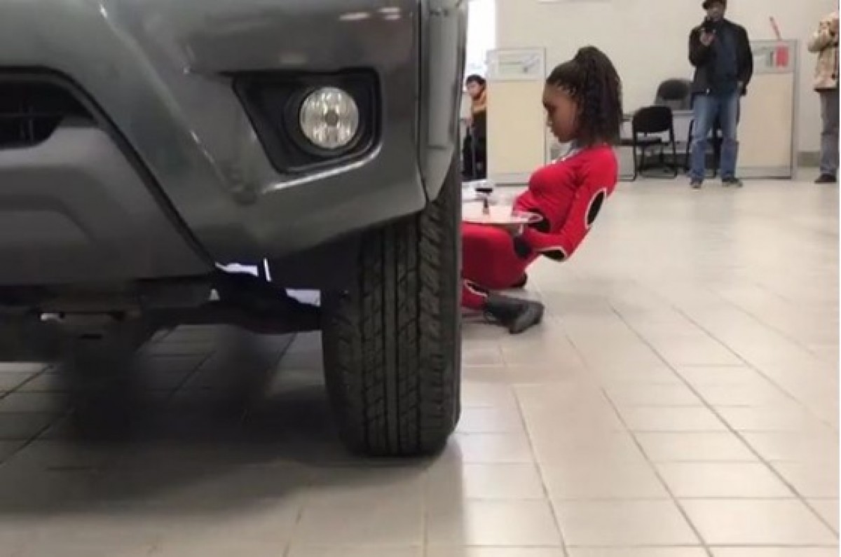 超軟体女性発見、車の下をリンボーダンスでドリンクを運ぶウエイトレス?