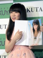 乃木坂46秋元真夏、ファースト写真集『真夏の気圧配置』発売記念お渡し会に登場