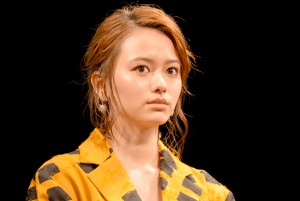 山本舞香、『ひるなかの流星』完成披露試写会舞台挨に登場
