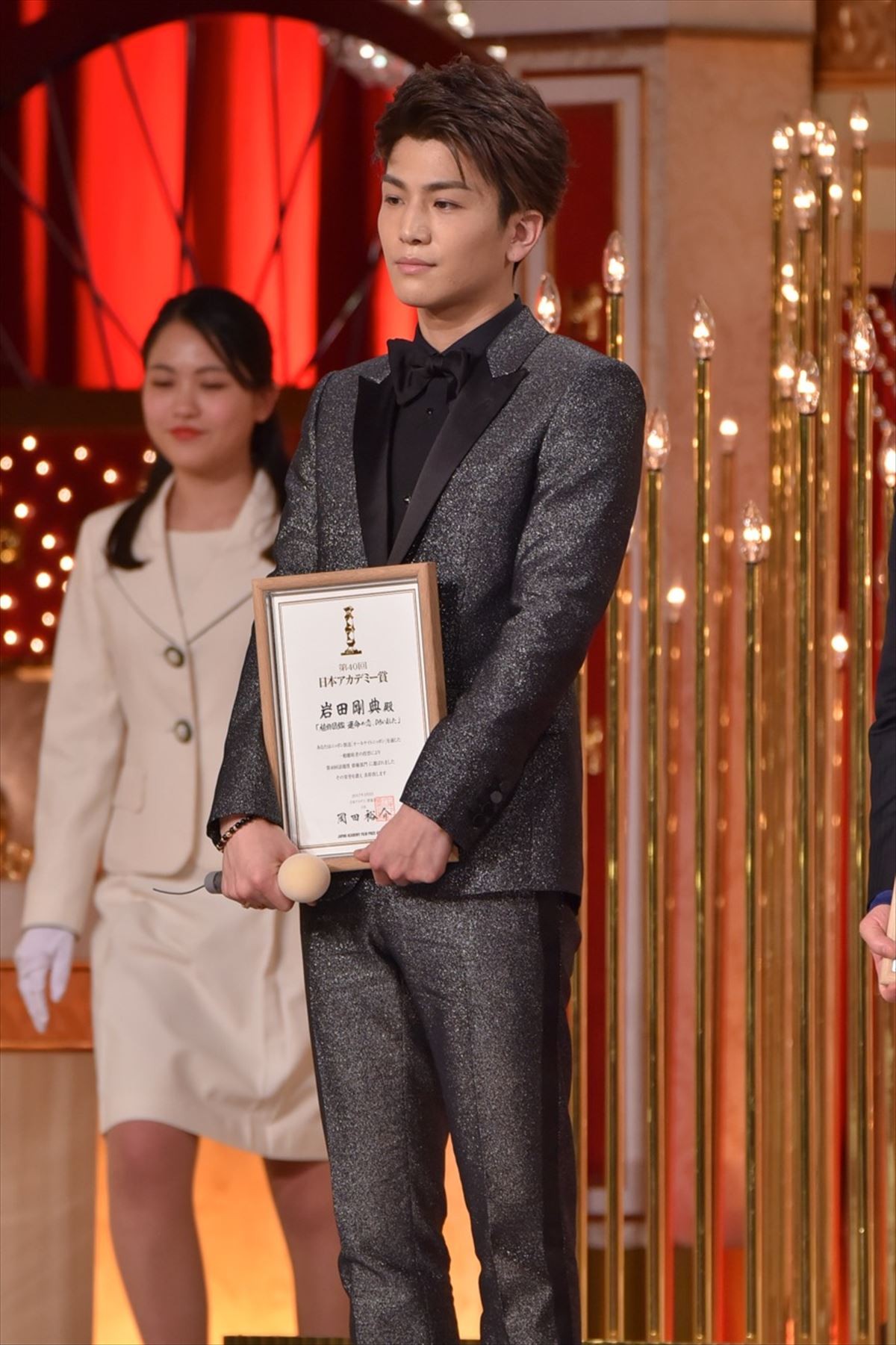 真剣佑、黒髪ショートヘアに大反響！「かっこよすぎた」「男臭くなった」