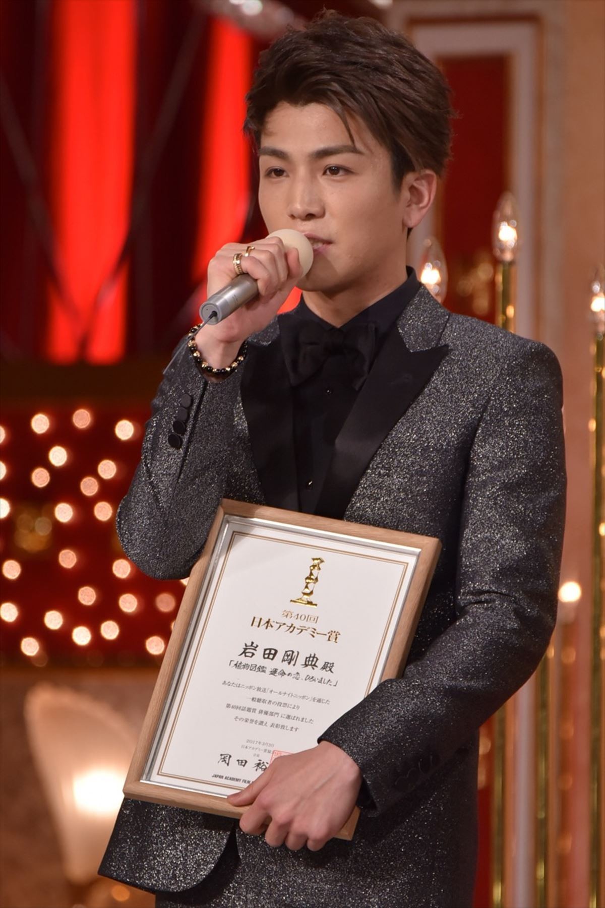 真剣佑、黒髪ショートヘアに大反響！「かっこよすぎた」「男臭くなった」