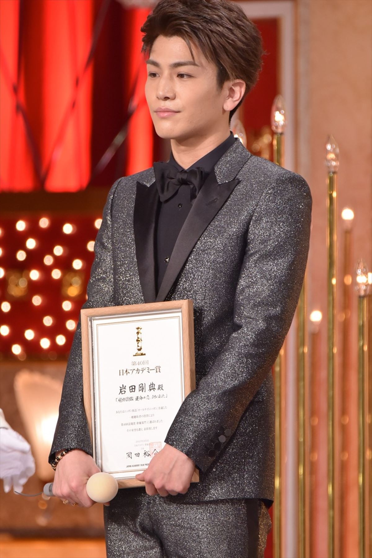 真剣佑、黒髪ショートヘアに大反響！「かっこよすぎた」「男臭くなった」