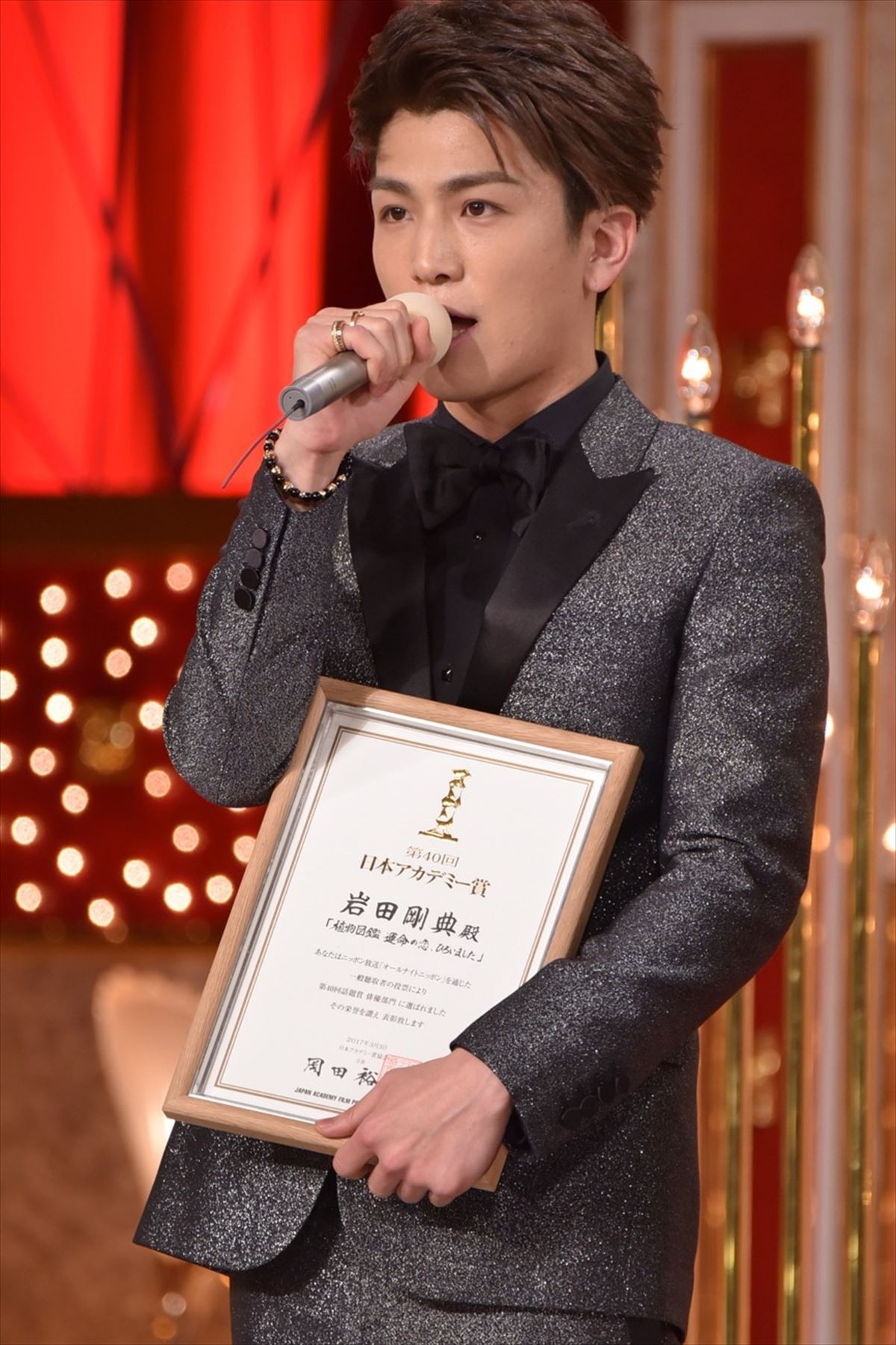 真剣佑、黒髪ショートヘアに大反響！「かっこよすぎた」「男臭くなった」