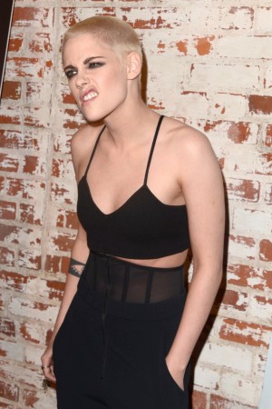 クリステン・スチュワート、『パーソナル・ショッパー』LAプレミアに超ベリーショートで登場！