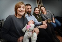 交通渋滞で車内出産！通りすがりの医者が手助け＆通行人が手を握る