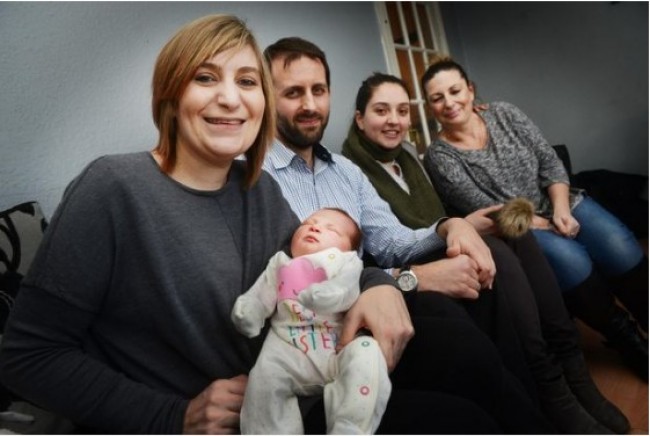 交通渋滞で車内出産！通りすがりの医者が手助け＆通行人が手を握る