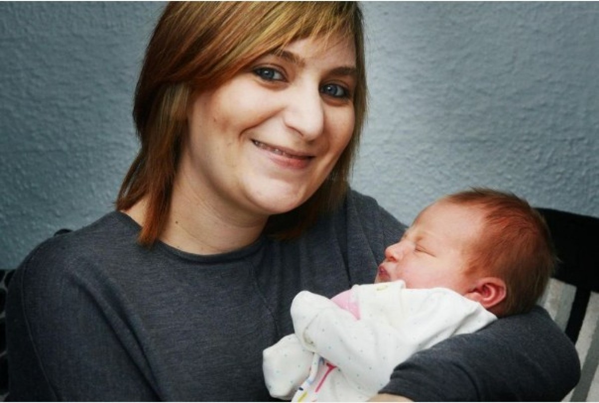 交通渋滞で車内出産！通りすがりの医者が手助け＆通行人が手を握る