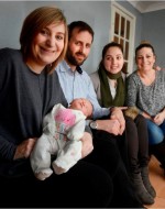 交通渋滞で車内出産！通りすがりの医者が手助け＆通行人が手を握る