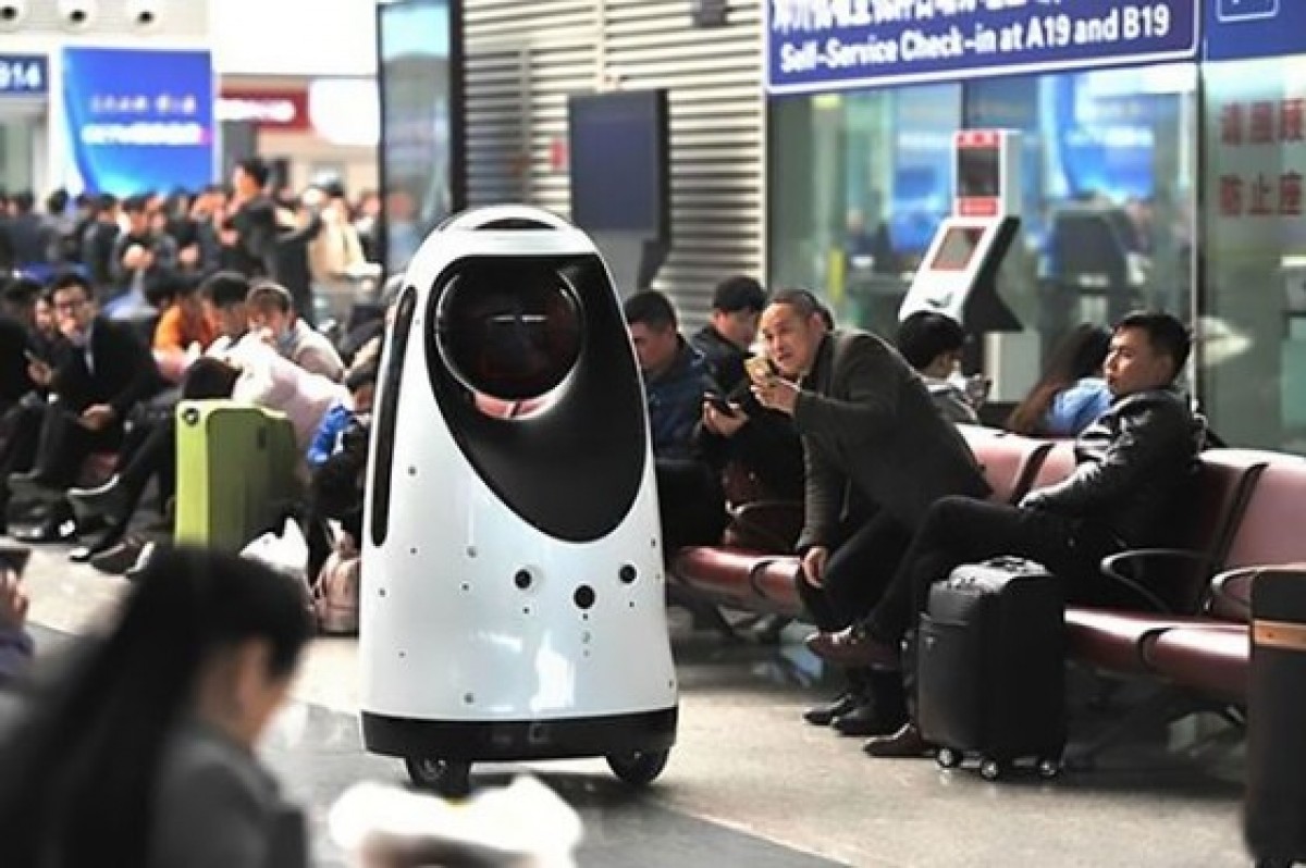可愛いリアル「ロボコップ」登場　顔認証からトイレ案内までできる切れ者！