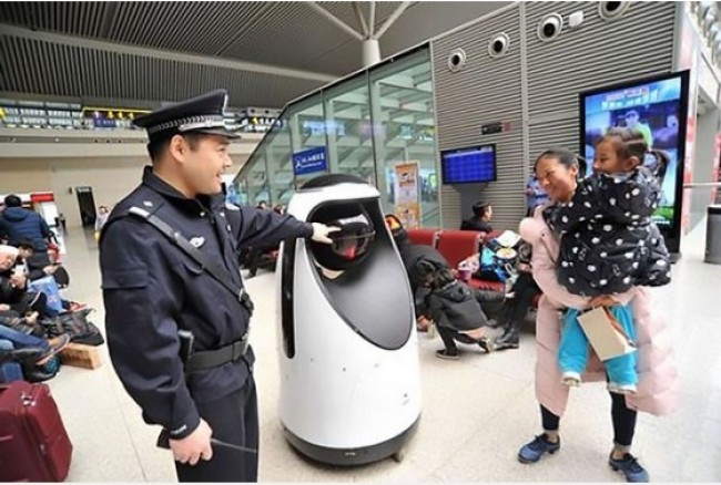 中国の可愛いリアル「ロボコップ」 顔認証からトイレ案内までできる切れ者!
