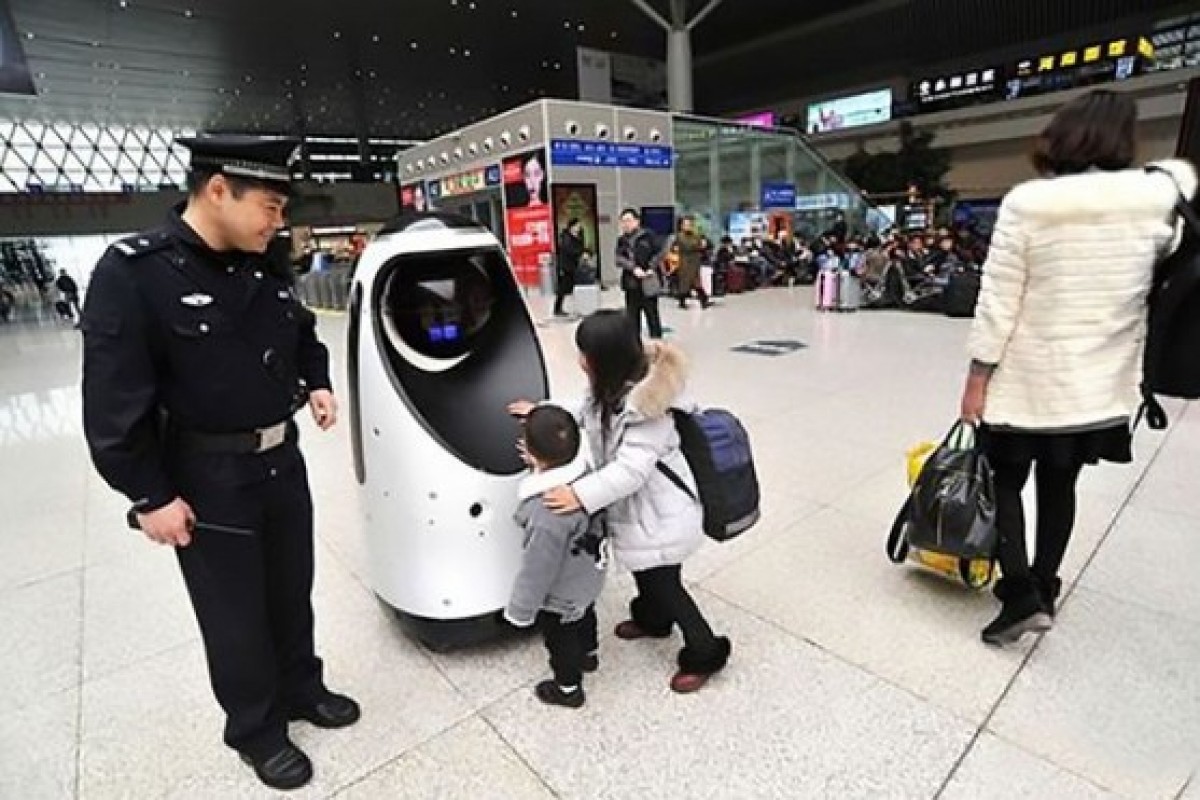 可愛いリアル「ロボコップ」登場　顔認証からトイレ案内までできる切れ者！
