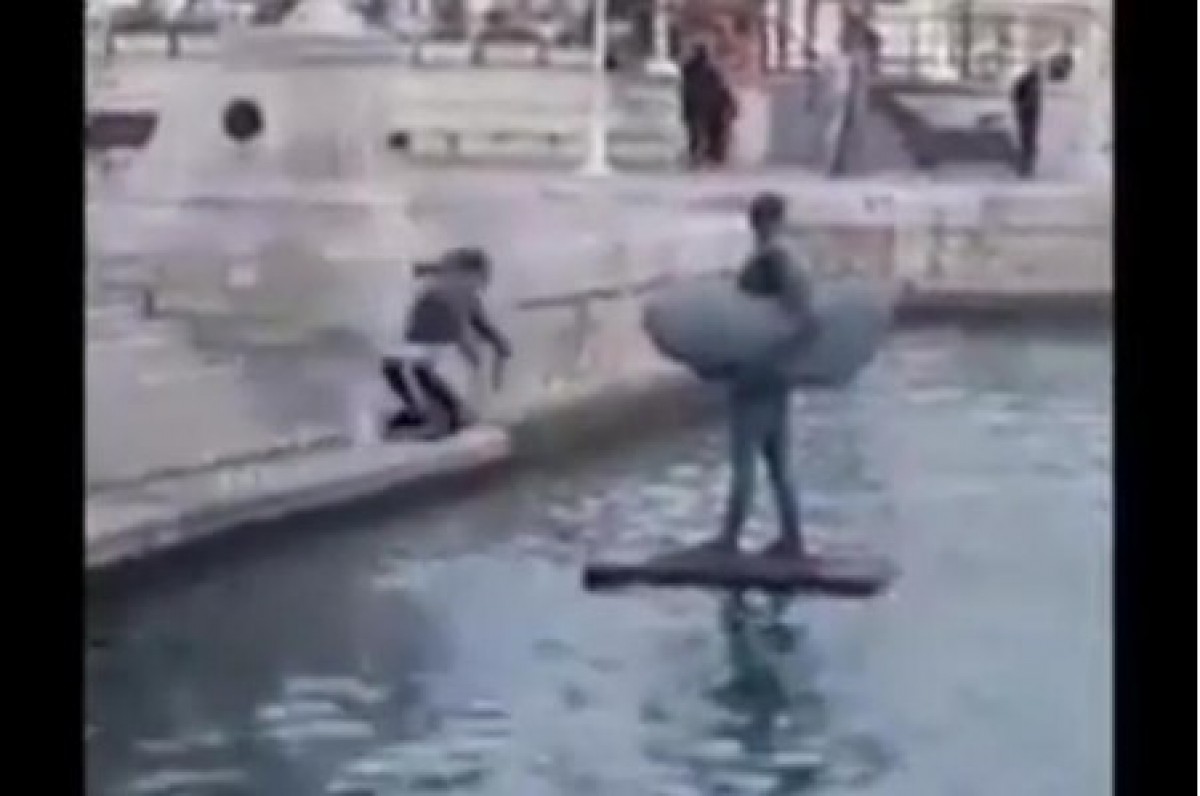 衝撃！ 水に浮かぶ銅像にジャンプする男　その哀しい結末とは…
