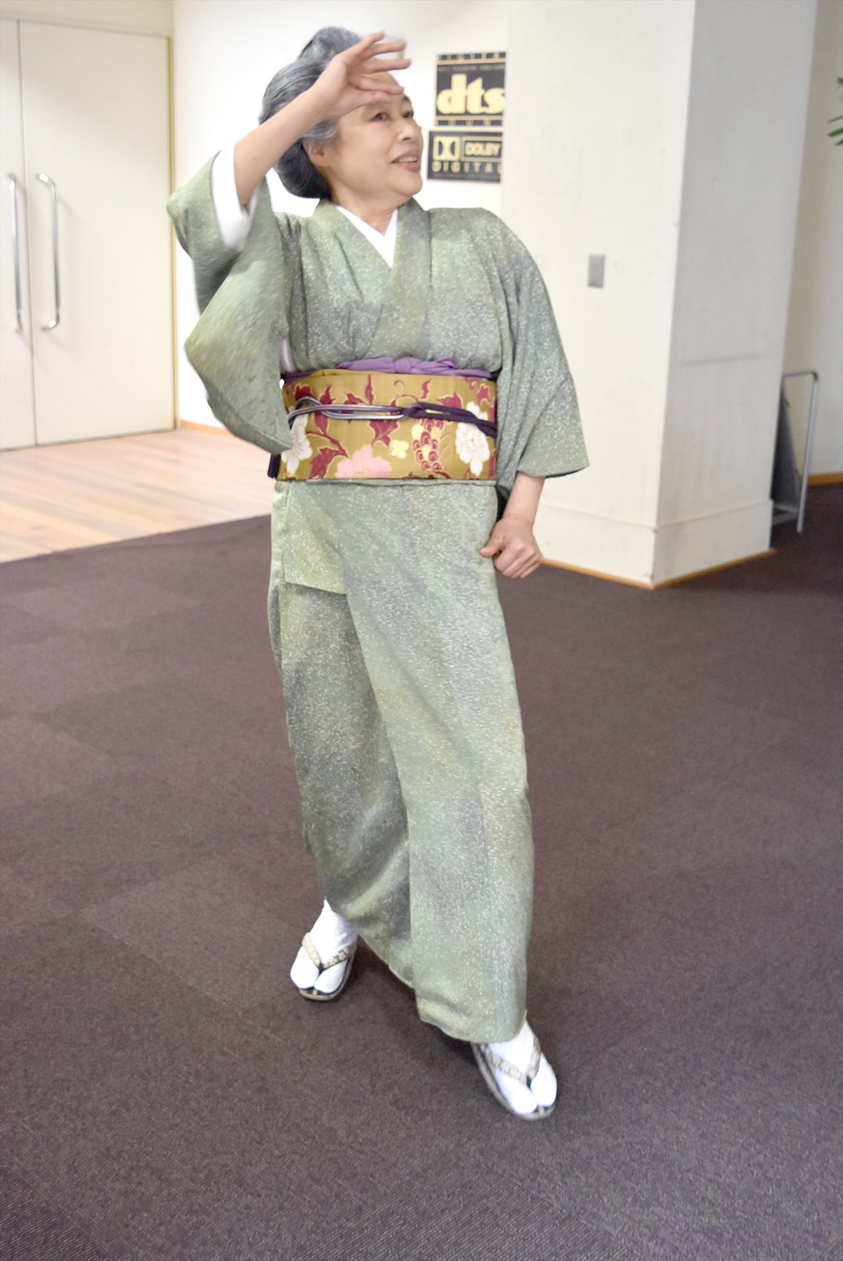 ブルーノ・マーズ絶賛のおばあちゃんダンサー、着物でキレッキレの「お米ダンス」披露