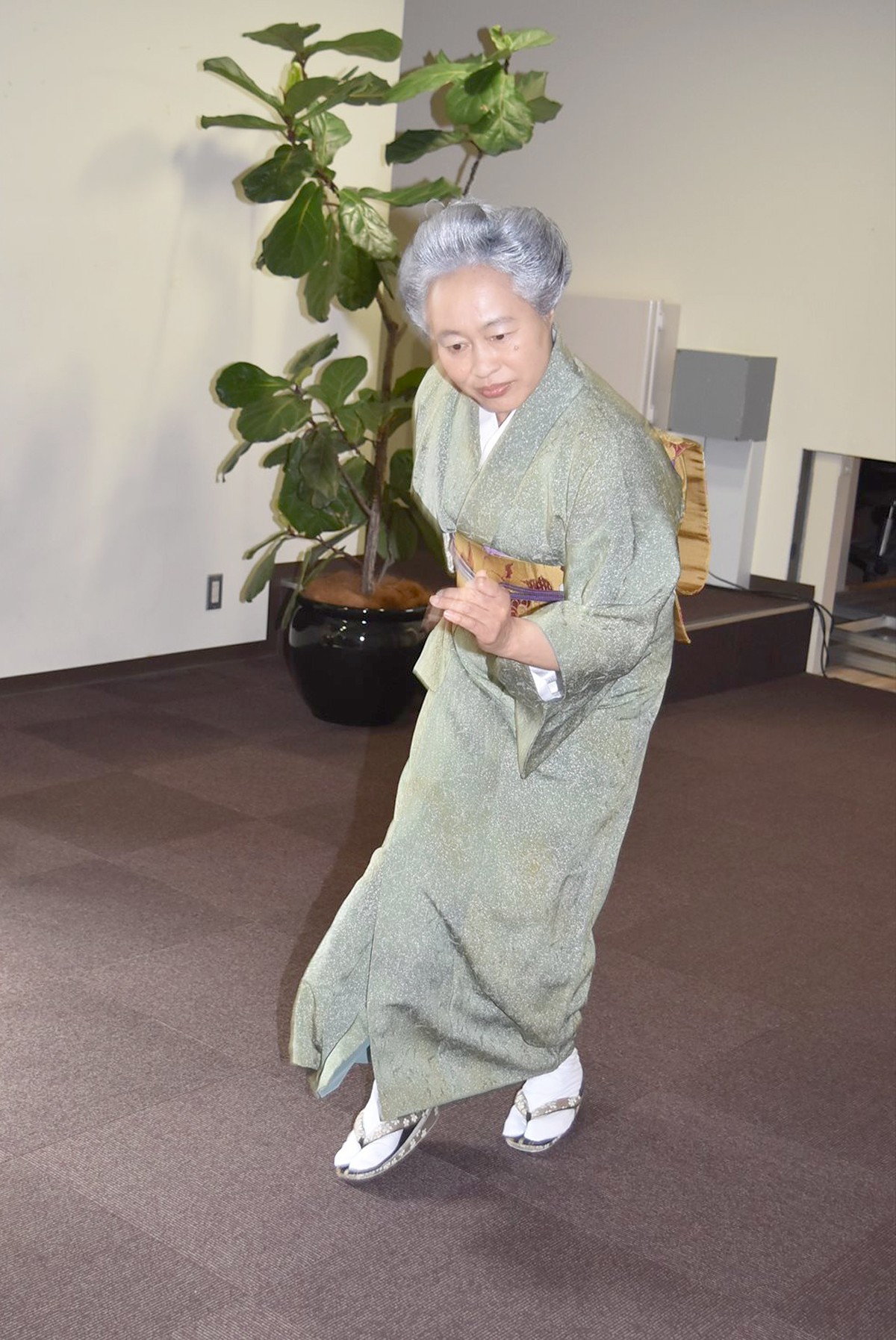 ブルーノ・マーズ絶賛のおばあちゃんダンサー、着物でキレッキレの「お米ダンス」披露