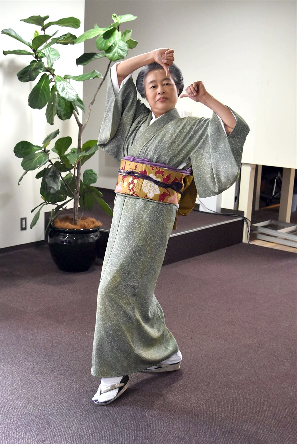 ブルーノ・マーズ絶賛のおばあちゃんダンサー、着物でキレッキレの「お米ダンス」披露