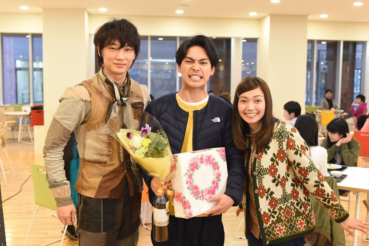 柳楽優弥BDお祝い『フランケンシュタインの恋』綾野剛&二階堂ふみと豪華3ショット