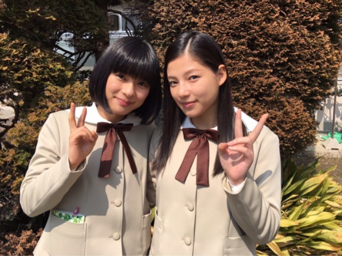 『ここさけ』芳根京子、石井杏奈とオフショット披露「制服、まだまだいけますね！」