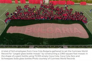 コーラのボトル7万本で作った巨大モザイクアート！ ブルガリアでギネス記録誕生