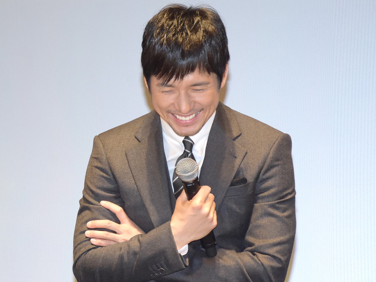 『CRISIS』小栗旬、共演の西島秀俊に「顔が濡れちゃうアンパンマンみたい」