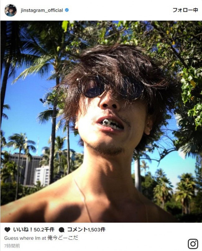 赤西仁、南国の謎めくワイルドなオフショット公開 ※「赤西仁」インスタグラム