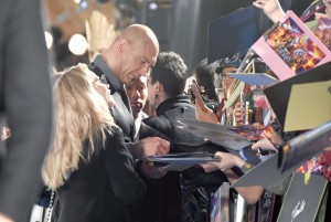 デイヴ・バウティスタ、『ガーディアンズ・オブ・ギャラクシー：リミックス』ギャラクシー・カーペット・イベントに登場！