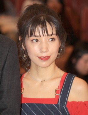 仲里依紗、『あなたのことはそれほど』舞台挨拶に登場