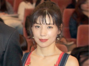 仲里依紗、『あなたのことはそれほど』舞台挨拶に登場