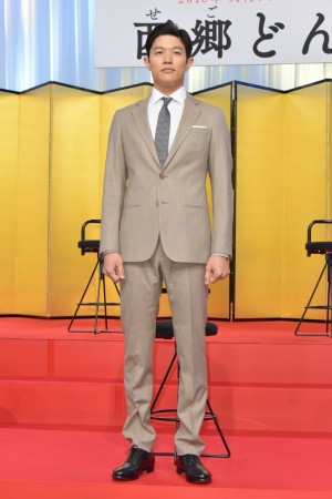 鈴木亮平、NHK『西郷どん』出演者発表会見に出席