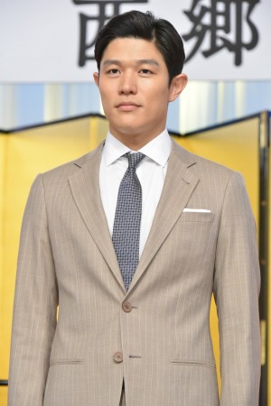 鈴木亮平、NHK『西郷どん』出演者発表会見に出席