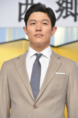 鈴木亮平、NHK『西郷どん』出演者発表会見に出席