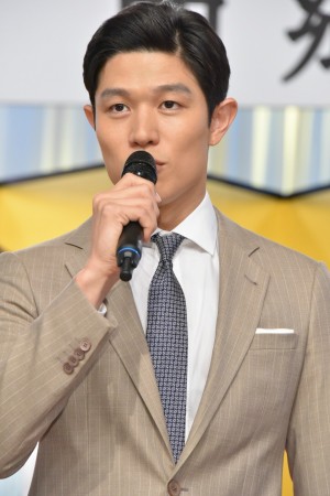 鈴木亮平、NHK『西郷どん』出演者発表会見に出席