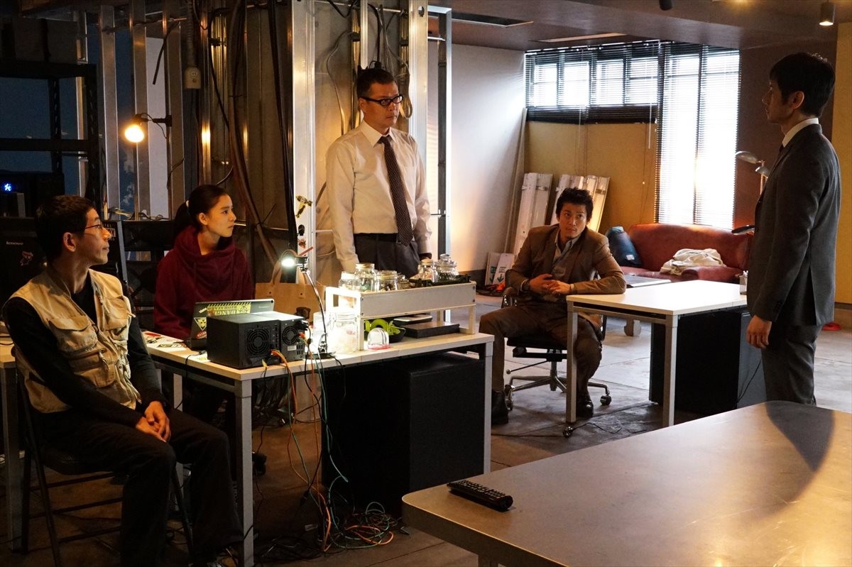 『CRISIS』小栗旬、第2話は「第1話の100倍面白い！」と自信　壮絶バトルも必見