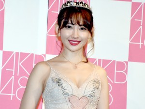 AKB48卒業公演後、囲み取材に応じた小嶋陽菜