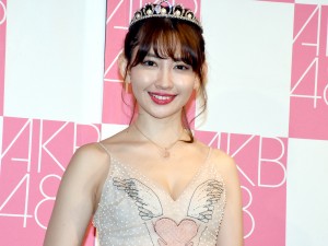 AKB48卒業公演後、囲み取材に応じた小嶋陽菜