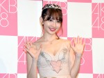 AKB48卒業公演後、囲み取材に応じた小嶋陽菜